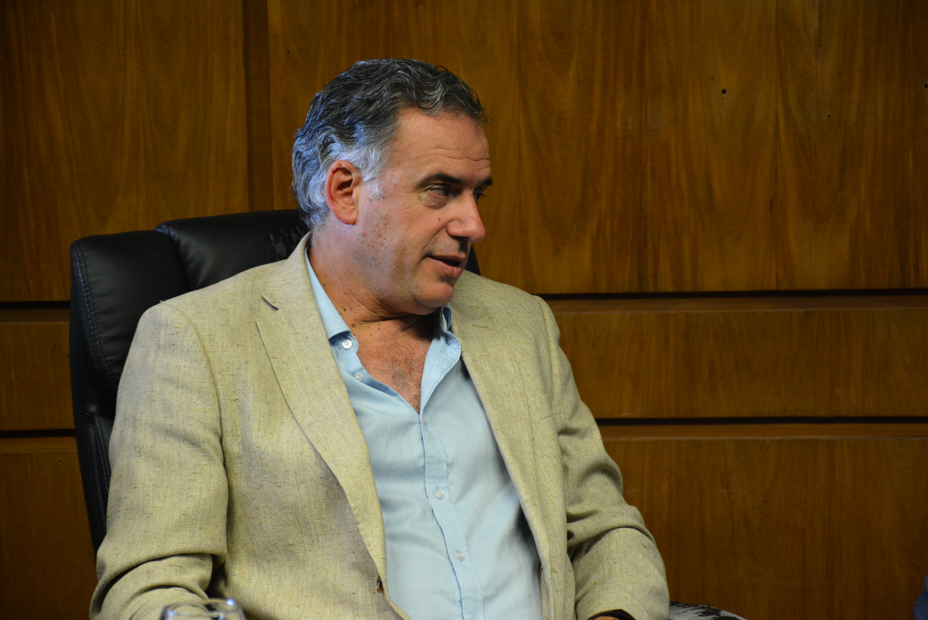 El Intendente de Canelones, Prof. Yamandú Orsi, en la firma de acuerdo para la realización de obras de prestación de servicios de desarrollo en los municipios de Las Piedras, Los Cerrillos y Aguas Corrientes El Intendente de Canelones, Prof. Yamandú Orsi, en la firma de acuerdo para la realización de obras de prestación de servicios de desarrollo en los municipios de Las Piedras, Los Cerrillos y Aguas Corrientes