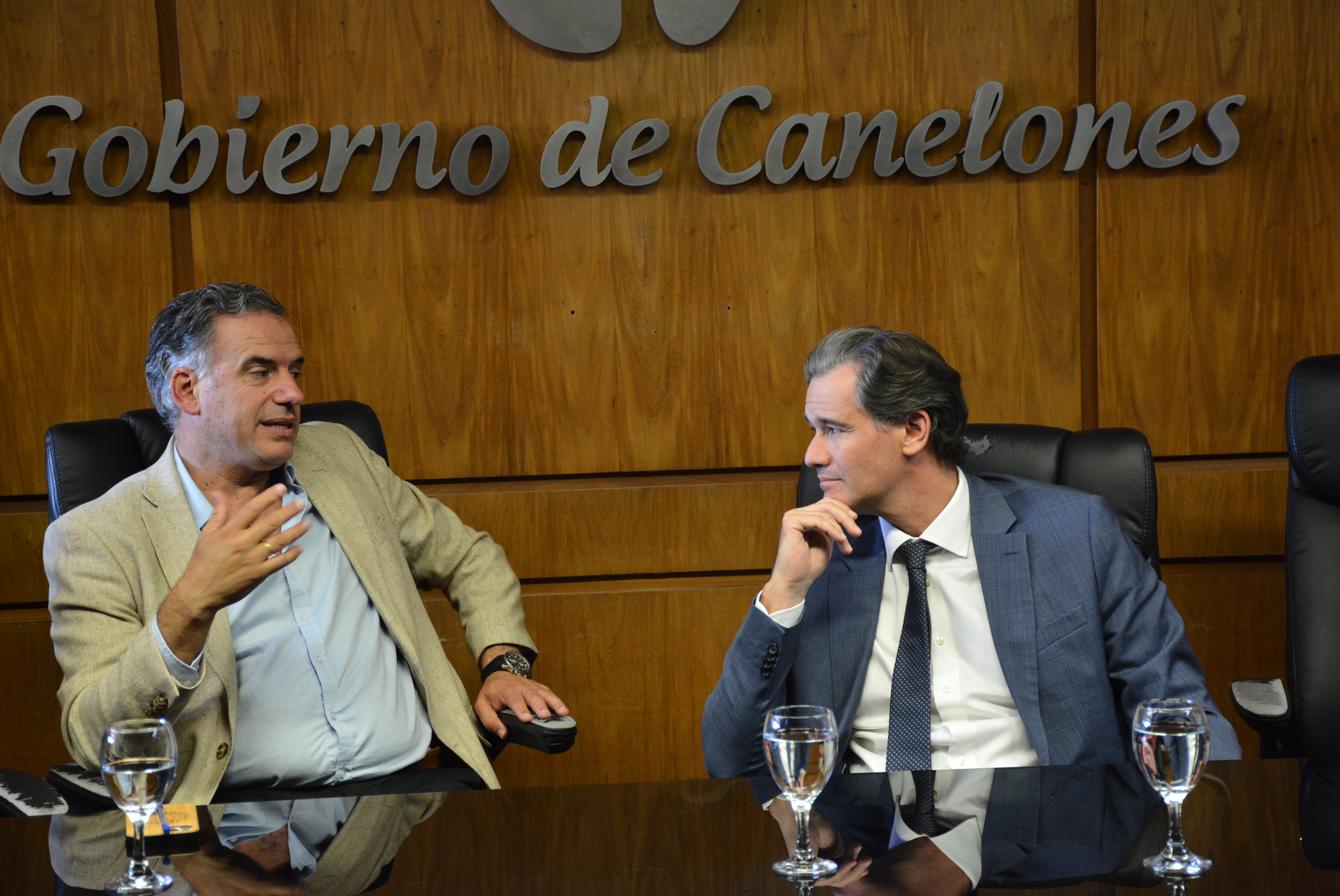 El Intendente de Canelones, Prof. Yamandú Orsi, y el Representante residente del PNUD en Uruguay, Alfonso Fernández de Castro, en la firma de acuerdo para la realización de obras de prestación de servicios de desarrollo en los municipios de Las Piedras, Los Cerrillos y Aguas Corrientes El Intendente de Canelones, Prof. Yamandú Orsi, y el Representante residente del PNUD en Uruguay, Alfonso Fernández de Castro, en la firma de acuerdo para la realización de obras de prestación de servicios de desarrollo en los municipios de Las Piedras, Los Cerrillos y Aguas Corrientes