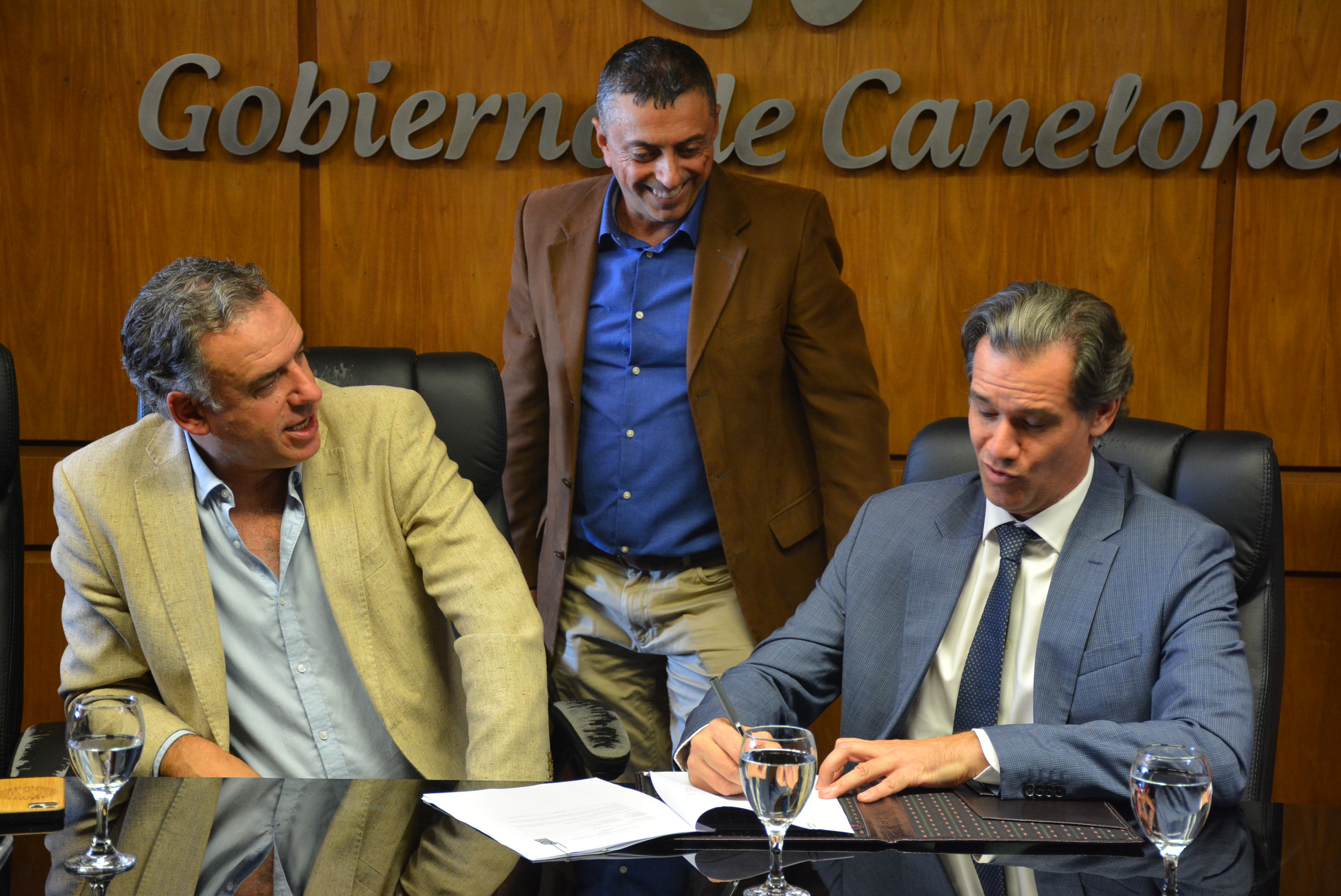El Intendente de Canelones, Prof. Yamandú Orsi, y el Representante residente del PNUD en Uruguay, Alfonso Fernández de Castro, en la firma de acuerdo para la realización de obras de prestación de servicios de desarrollo en los municipios de Las Piedras, Los Cerrillos y Aguas Corrientes El Intendente de Canelones, Prof. Yamandú Orsi, y el Representante residente del PNUD en Uruguay, Alfonso Fernández de Castro, en la firma de acuerdo para la realización de obras de prestación de servicios de desarrollo en los municipios de Las Piedras, Los Cerrillos y Aguas Corrientes