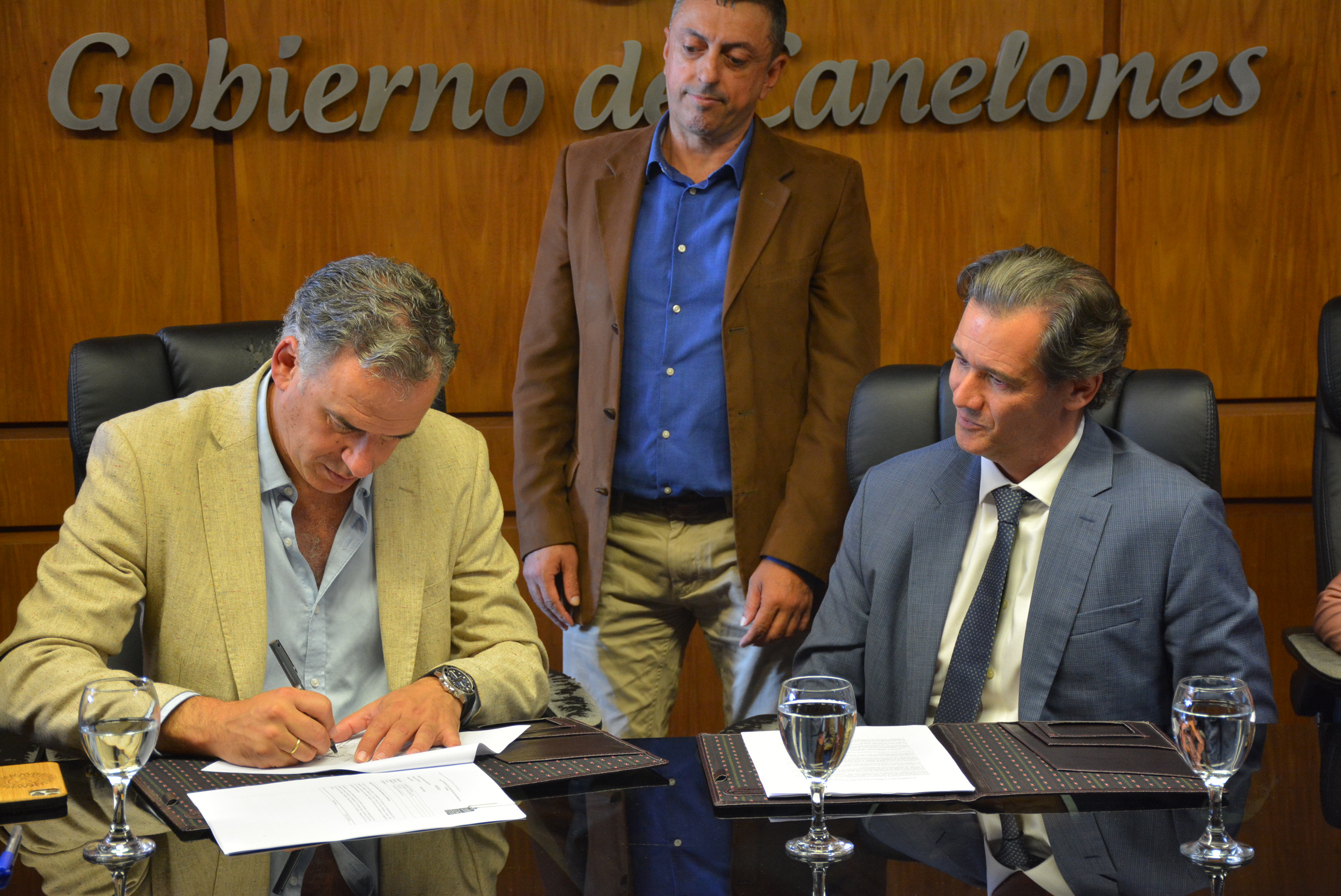 El Intendente de Canelones, Prof. Yamandú Orsi, y el Representante residente del PNUD en Uruguay, Alfonso Fernández de Castro, en la firma de acuerdo para la realización de obras de prestación de servicios de desarrollo en los municipios de Las Piedras, Los Cerrillos y Aguas Corrientes El Intendente de Canelones, Prof. Yamandú Orsi, y el Representante residente del PNUD en Uruguay, Alfonso Fernández de Castro, en la firma de acuerdo para la realización de obras de prestación de servicios de desarrollo en los municipios de Las Piedras, Los Cerrillos y Aguas Corrientes