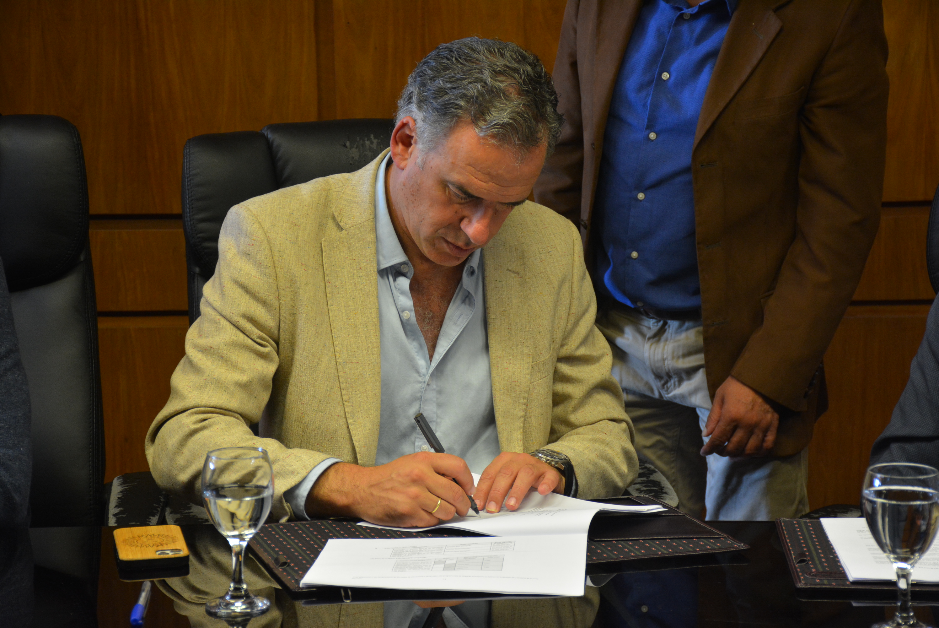 El Intendente de Canelones, Prof. Yamandú Orsi, en la firma de acuerdo para la realización de obras de prestación de servicios de desarrollo en los municipios de Las Piedras, Los Cerrillos y Aguas Corrientes
