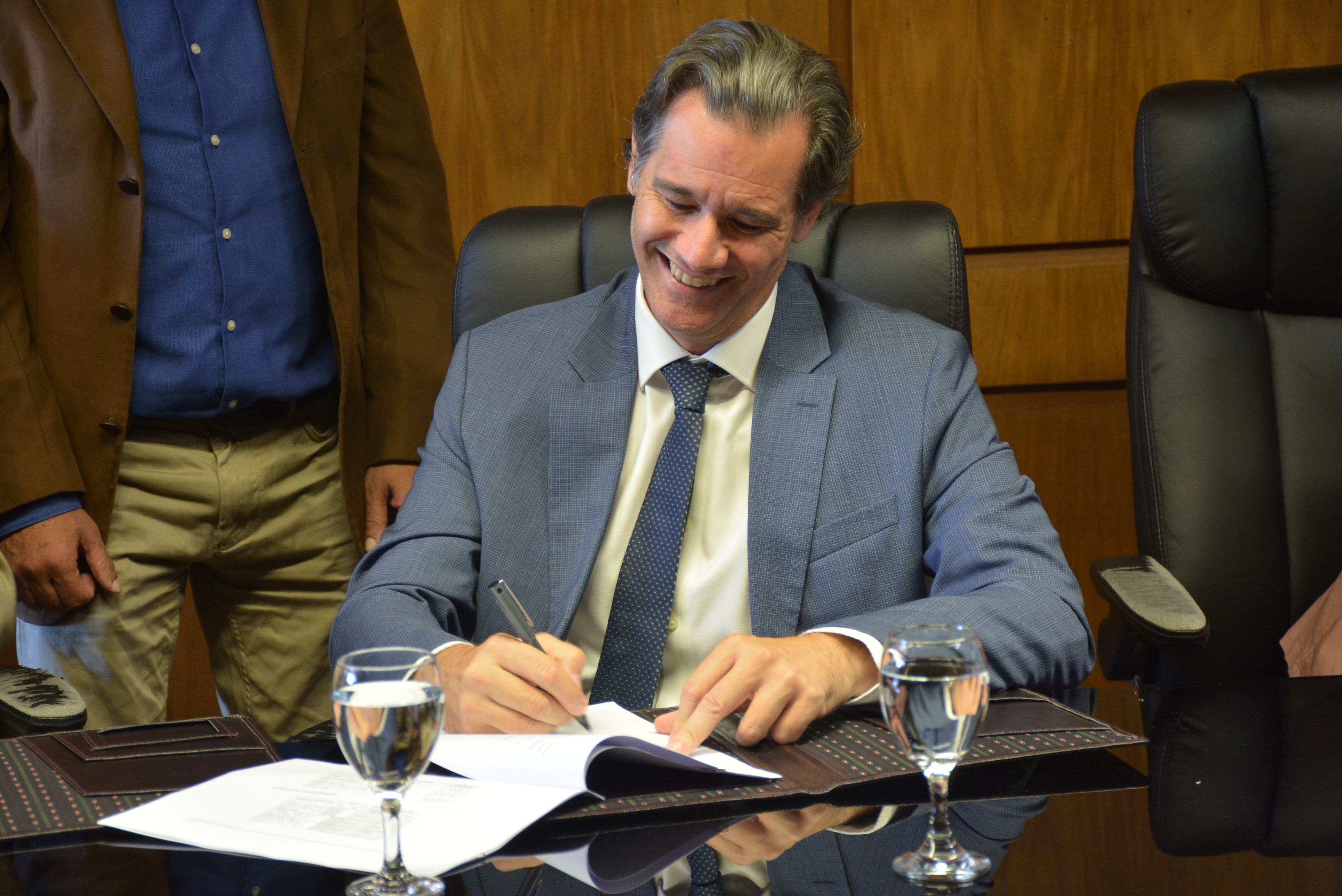 El Representante residente del PNUD en Uruguay, Alfonso Fernández de Castro, en la firma de acuerdo para la realización de obras de prestación de servicios de desarrollo en los municipios de Las Piedras, Los Cerrillos y Aguas Corrientes