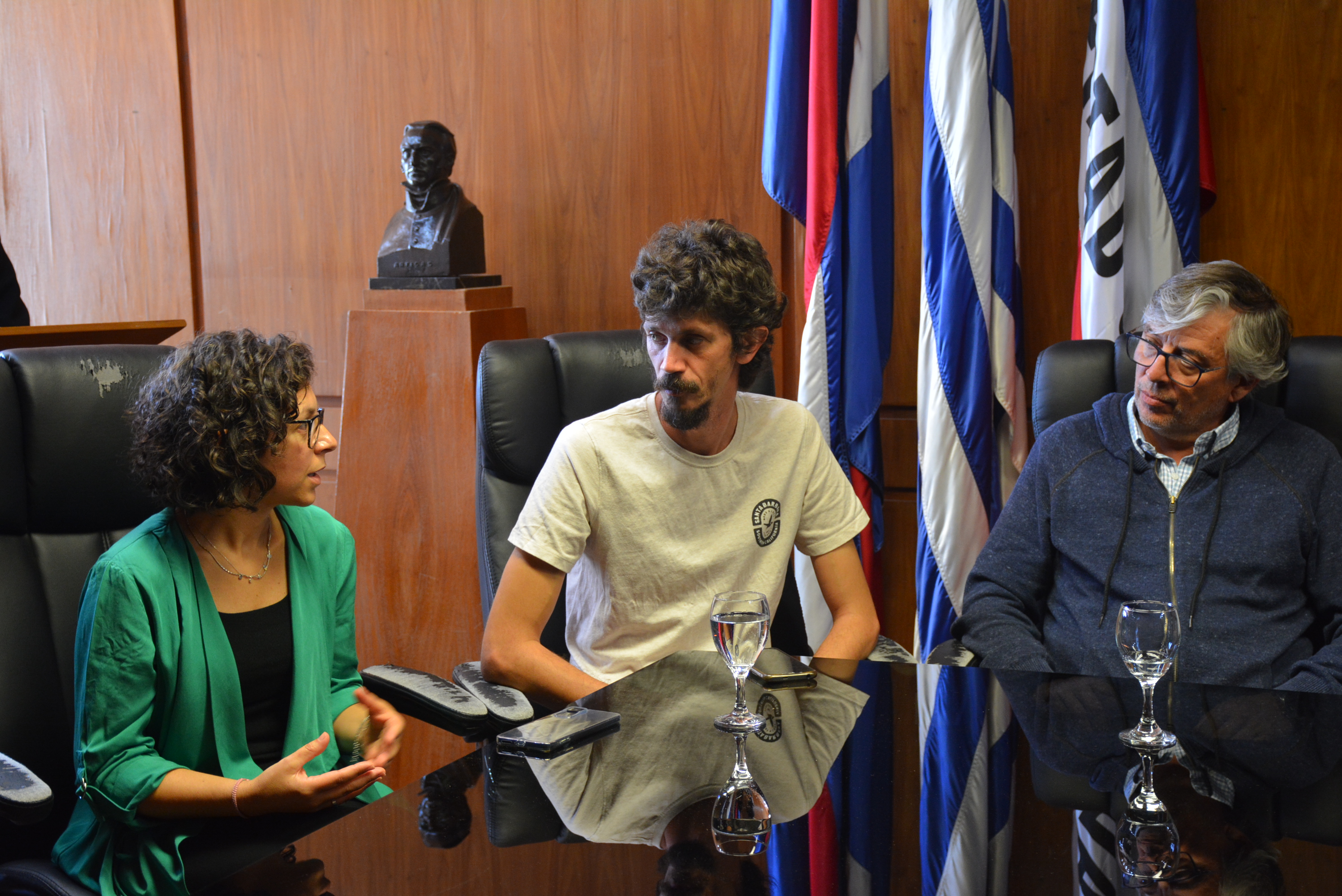 De izq. a der.: La Directora de Acondicionamiento Urbano, Arq. María Eugenia González, el Alcalde de Los Cerrillos, Rodrigo Roncio, y el Alcalde de Las Piedras, Gustavo González, en la firma de acuerdo para la realización de obras de prestación de servicios de desarrollo en los municipios de Las Piedras, Los Cerrillos y Aguas Corrientes De izq. a der.: La Directora de Acondicionamiento Urbano, Arq. María Eugenia González, el Alcalde de Los Cerrillos, Rodrigo Roncio, y el Alcalde de Las Piedras, Gustavo González, en la firma de acuerdo para la realización de obras de prestación de servicios de desarrollo en los municipios de Las Piedras, Los Cerrillos y Aguas Corrientes