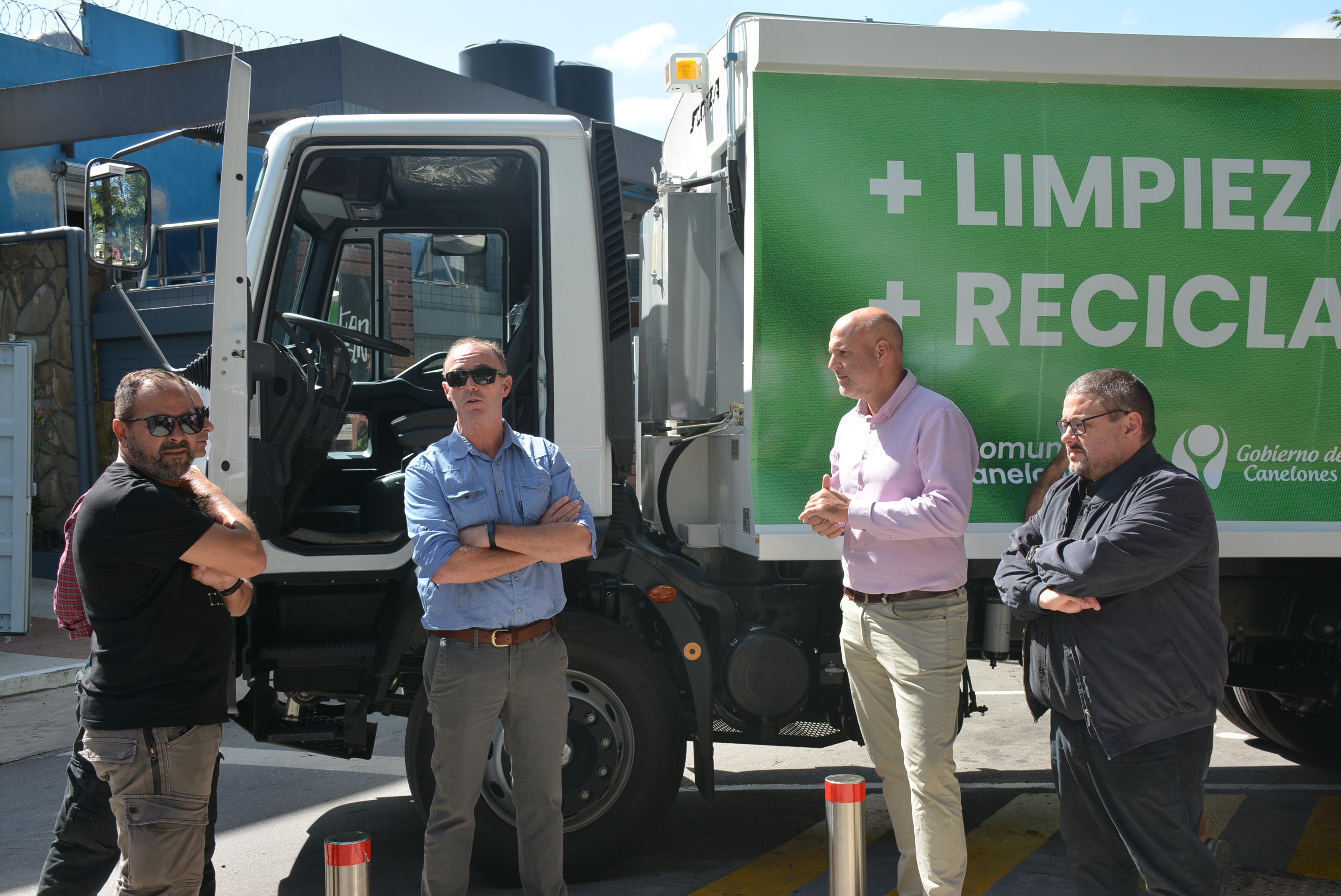 Autoridades prsentando nuevo nuevo equipamiento para limpieza y reciclaje Autoridades prsentando nuevo nuevo equipamiento para limpieza y reciclaje