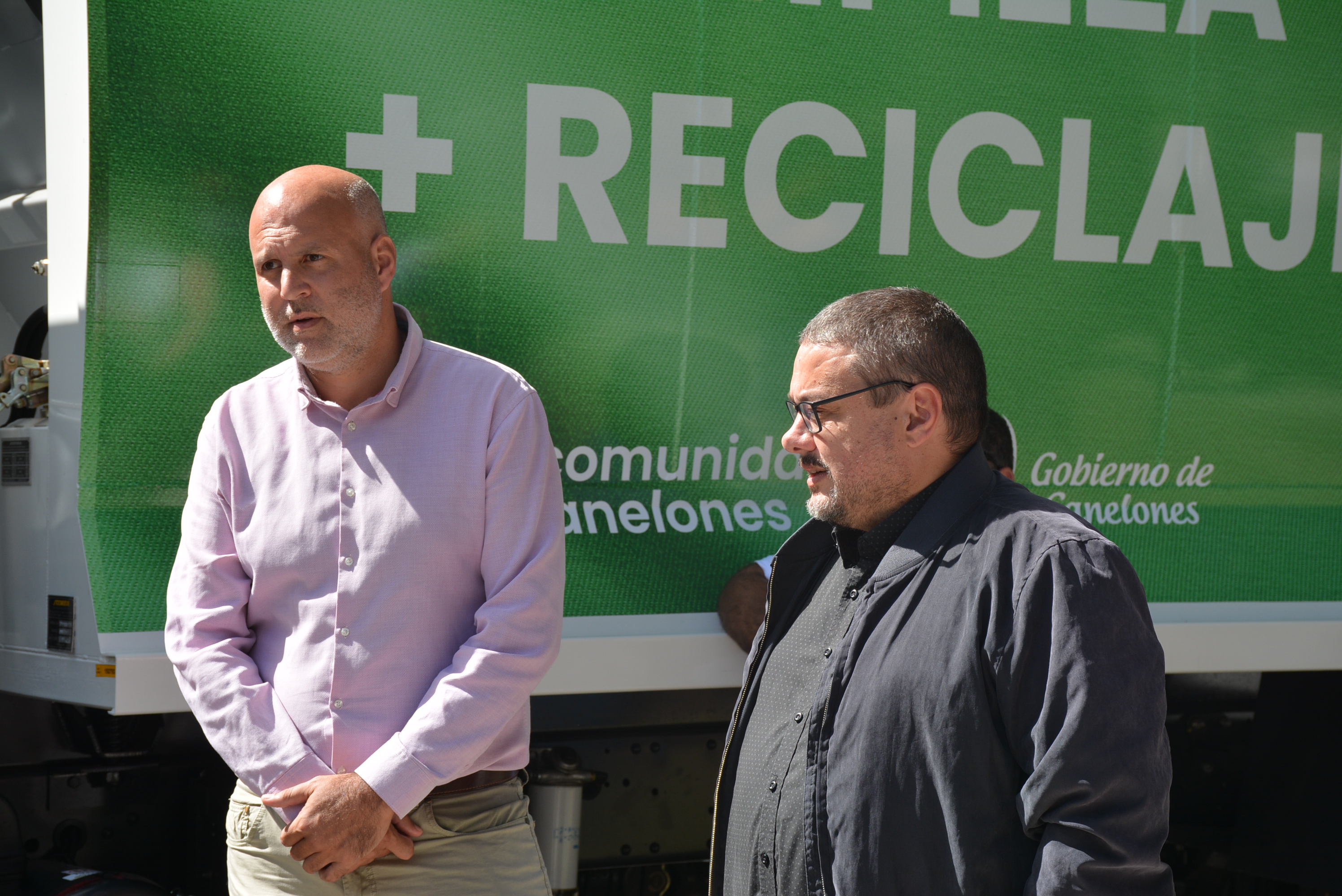 El Secretario General de la Intendencia, Dr. Esc. Francisco Legnani, y el Director General de Gestión Ambienta, Leonardo Herou, prsentando nuevo nuevo equipamiento para limpieza y reciclaje El Secretario General de la Intendencia, Dr. Esc. Francisco Legnani, y el Director General de Gestión Ambienta, Leonardo Herou, prsentando nuevo nuevo equipamiento para limpieza y reciclaje