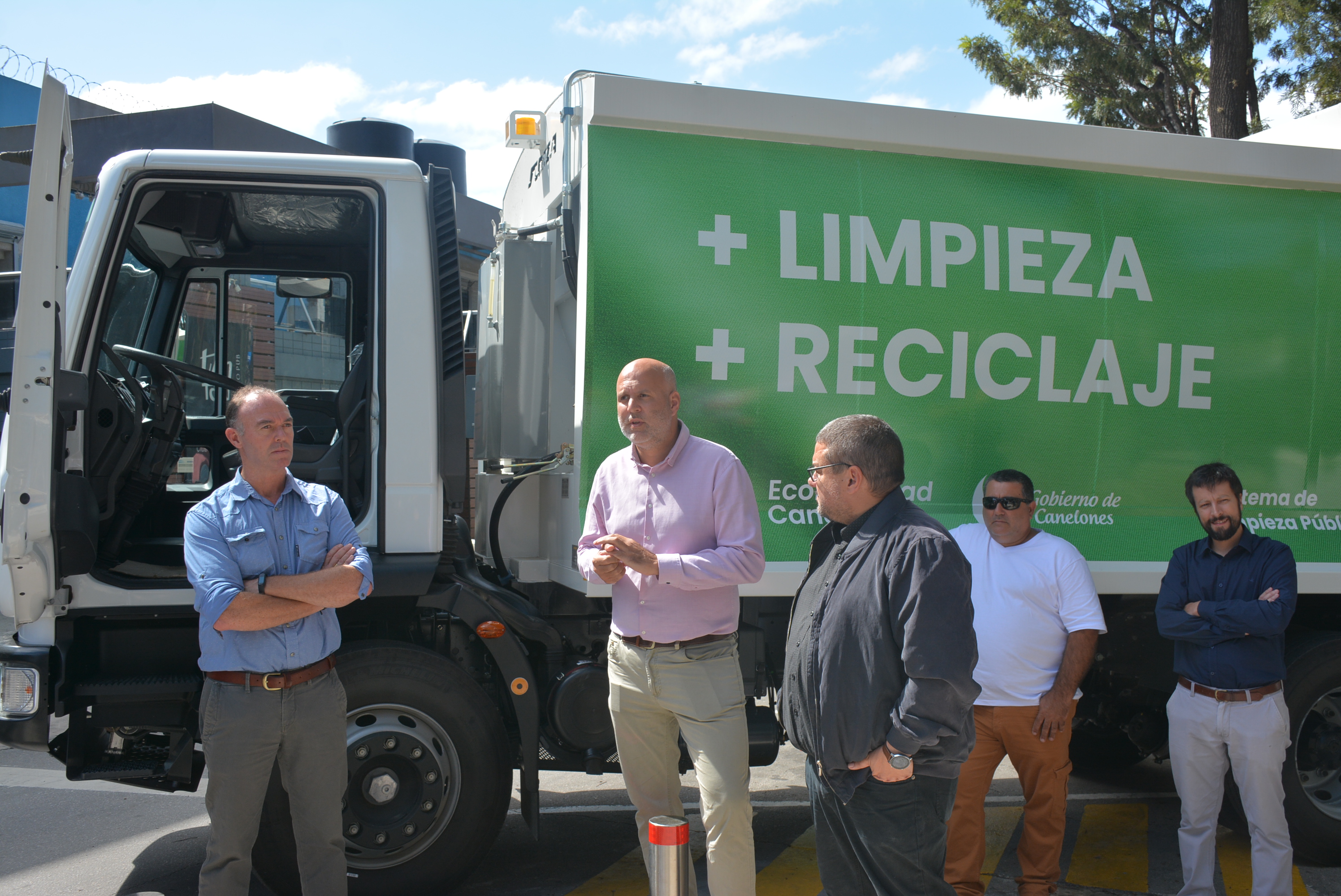Autoridades prsentando nuevo nuevo equipamiento para limpieza y reciclaje Autoridades prsentando nuevo nuevo equipamiento para limpieza y reciclaje
