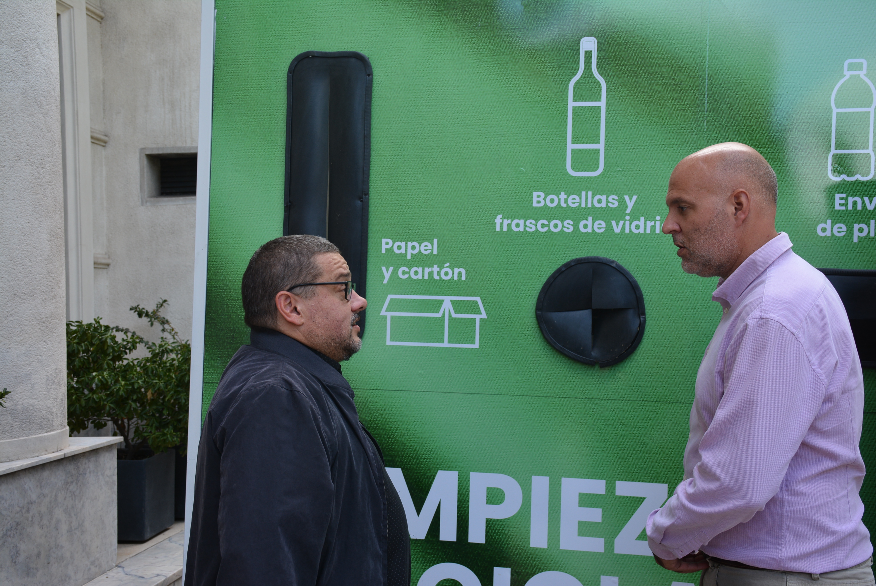 El Secretario General de la Intendencia, Dr. Esc. Francisco Legnani, y el Director General de Gestión Ambienta, Leonardo Herou, prsentando nuevo nuevo equipamiento para limpieza y reciclaje El Secretario General de la Intendencia, Dr. Esc. Francisco Legnani, y el Director General de Gestión Ambienta, Leonardo Herou, prsentando nuevo nuevo equipamiento para limpieza y reciclaje