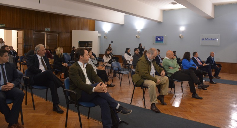 Autoridades de instituciones públicas y privadas en el evento de adhesión al compromiso por la inclusión de personas con discapacidad en la Cámara de Comercio y Servicios del Uruguay. Autoridades de instituciones públicas y privadas en el evento de adhesión al compromiso por la inclusión de personas con discapacidad en la Cámara de Comercio y Servicios del Uruguay.
