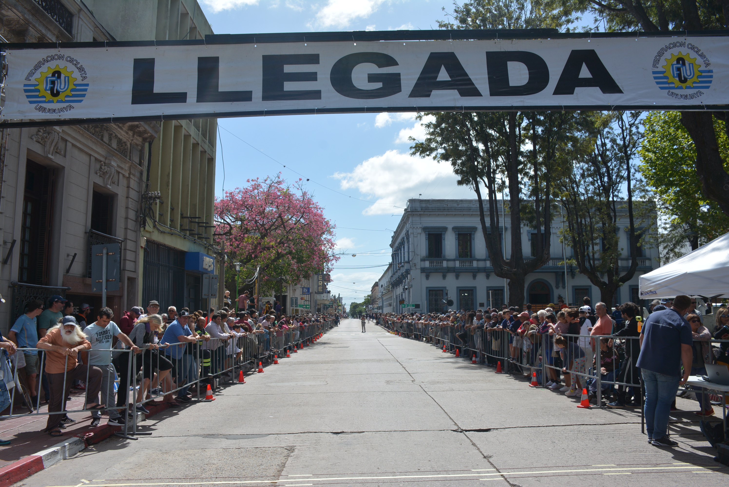 Vuelta Ciclista 2023: llegada de la primera etapa y podio en ciudad de Canelones Vuelta Ciclista 2023: llegada de la primera etapa y podio en ciudad de Canelones