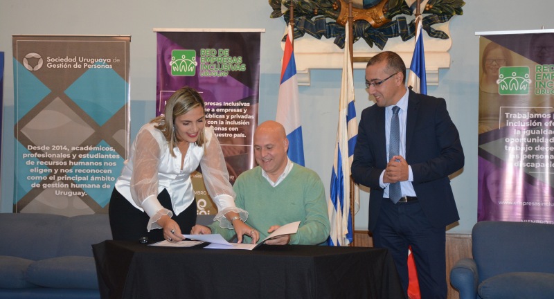 Directora Ejecutiva de la Sociedad Uruguaya de Gestión de Personas, Leticia Viva, el Secretario General del Gobierno de Canelones, Francisco Legnani, y el Director Ejecutivo de la Red de Empresas Inclusivas, Fernando Carotta, en la firma de adhesión al compromiso por la inclusión de personas con discapacidad en la Cámara de Comercio y Servicios del Uruguay. Directora Ejecutiva de la Sociedad Uruguaya de Gestión de Personas, Leticia Viva, el Secretario General del Gobierno de Canelones, Francisco Legnani, y el Director Ejecutivo de la Red de Empresas Inclusivas, Fernando Carotta, en la firma de adhesión al compromiso por la inclusión de personas con discapacidad en la Cámara de Comercio y Servicios del Uruguay.