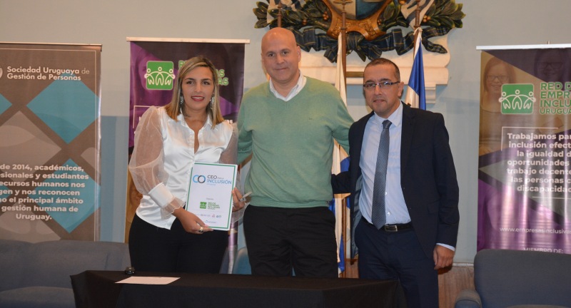 Directora Ejecutiva de la Sociedad Uruguaya de Gestión de Personas, Leticia Viva, el Secretario General del Gobierno de Canelones, Francisco Legnani, y el Director Ejecutivo de la Red de Empresas Inclusivas, Fernando Carotta, en la firma de adhesión al compromiso por la inclusión de personas con discapacidad en la Cámara de Comercio y Servicios del Uruguay. Directora Ejecutiva de la Sociedad Uruguaya de Gestión de Personas, Leticia Viva, el Secretario General del Gobierno de Canelones, Francisco Legnani, y el Director Ejecutivo de la Red de Empresas Inclusivas, Fernando Carotta, en la firma de adhesión al compromiso por la inclusión de personas con discapacidad en la Cámara de Comercio y Servicios del Uruguay.