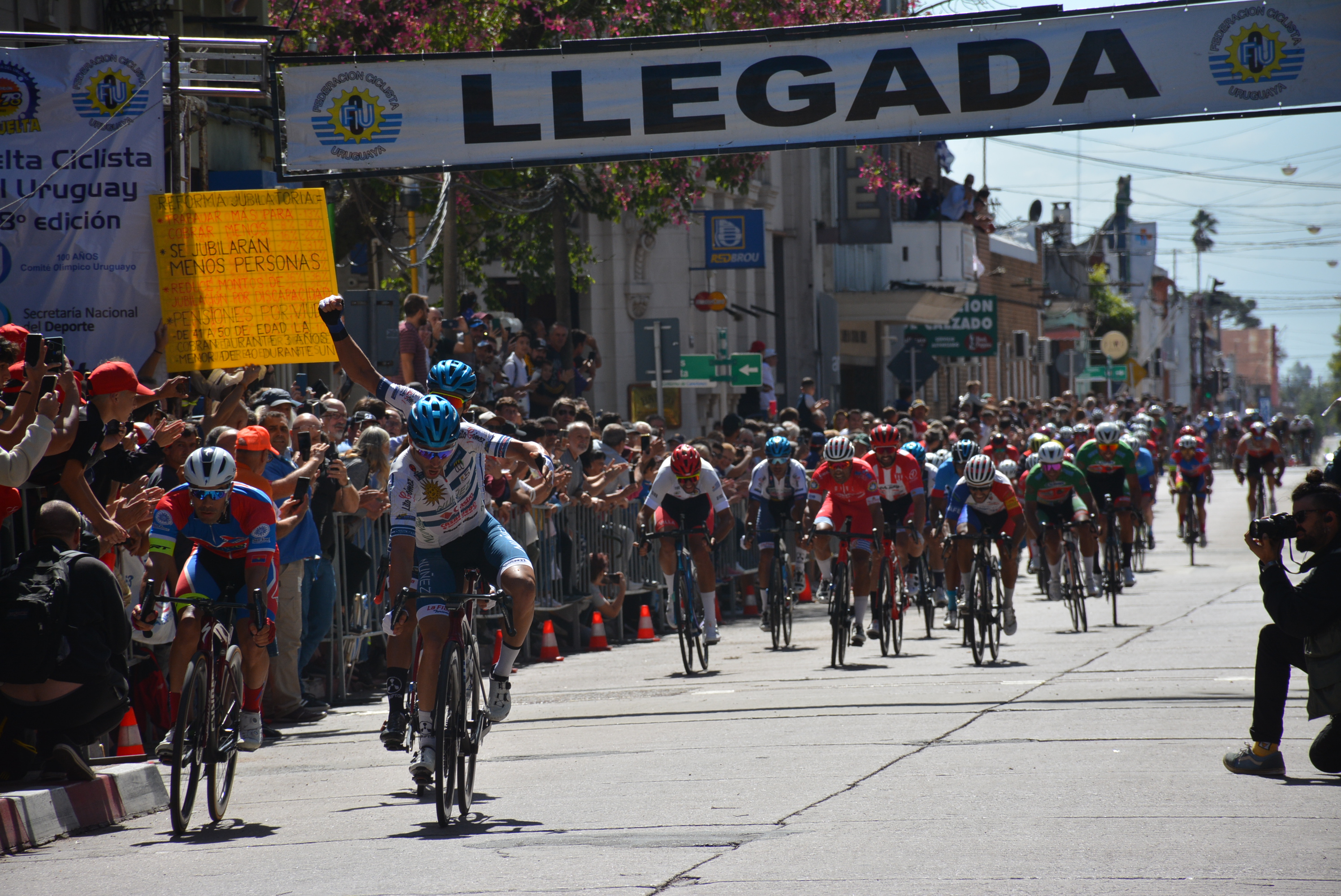 Vuelta Ciclista 2023: llegada de la primera etapa y podio en ciudad de Canelones Vuelta Ciclista 2023: llegada de la primera etapa y podio en ciudad de Canelones