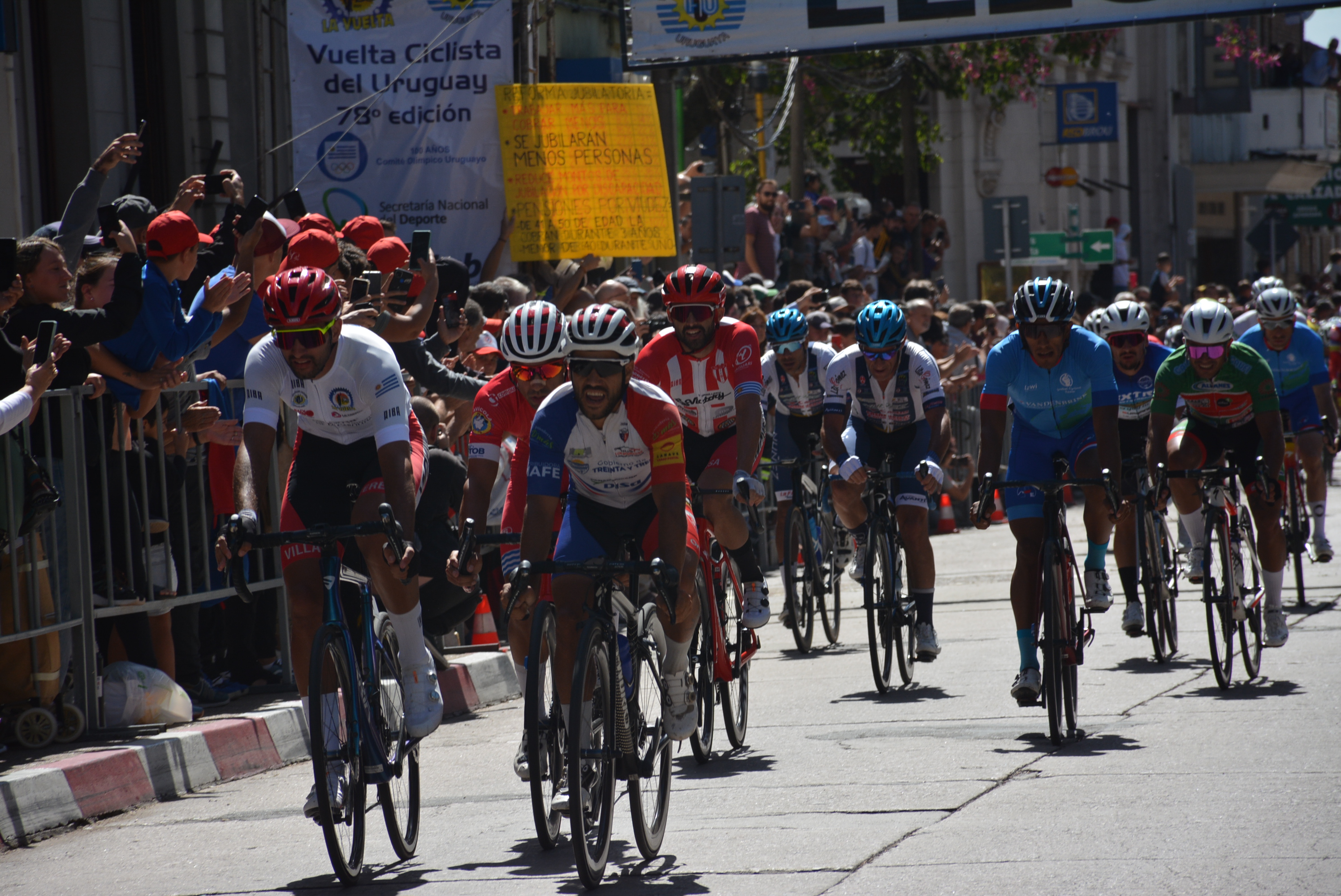 Vuelta Ciclista 2023: llegada de la primera etapa y podio en ciudad de Canelones Vuelta Ciclista 2023: llegada de la primera etapa y podio en ciudad de Canelones
