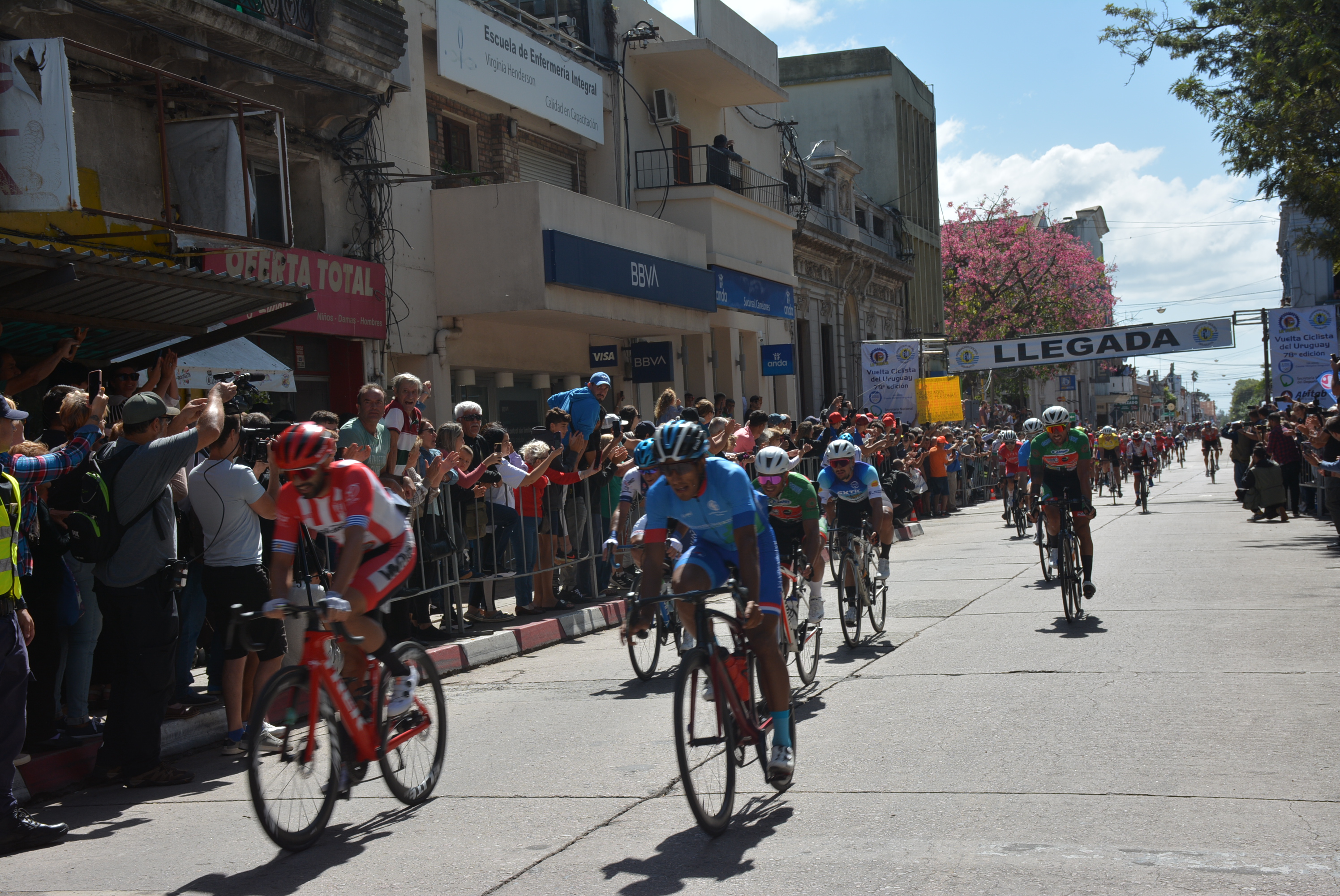 Vuelta Ciclista 2023: llegada de la primera etapa y podio en ciudad de Canelones Vuelta Ciclista 2023: llegada de la primera etapa y podio en ciudad de Canelones