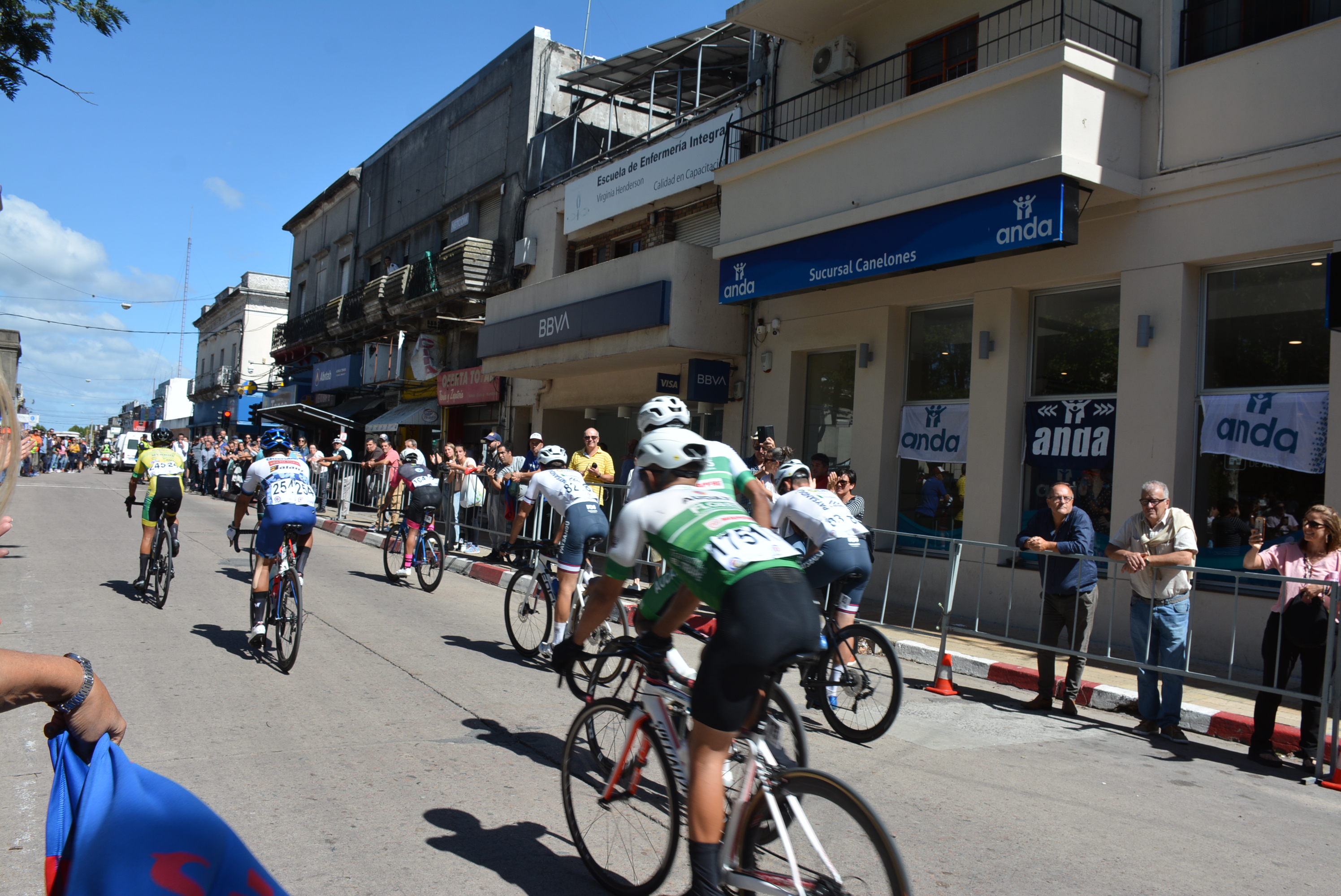 Vuelta Ciclista 2023: llegada de la primera etapa y podio en ciudad de Canelones Vuelta Ciclista 2023: llegada de la primera etapa y podio en ciudad de Canelones