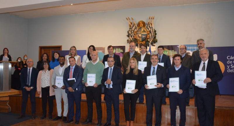 Autoridades de instituciones públicas y privadas en el evento de adhesión al compromiso por la inclusión de personas con discapacidad en la Cámara de Comercio y Servicios del Uruguay. Autoridades de instituciones públicas y privadas en el evento de adhesión al compromiso por la inclusión de personas con discapacidad en la Cámara de Comercio y Servicios del Uruguay.