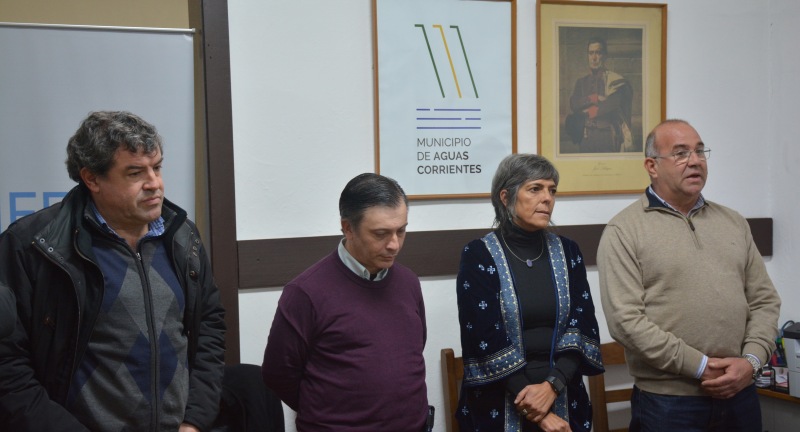 El Director de Educación y Trabajo, Jorge Repetto, el representante Comité Departamental de INEFOP, Óscar Vargas, la Pro Secretaria General de la Intendencia, Silvana Nieves, y el Alcalde de Aguas Corrientes, Marcelo Delgado, en la presentación del curso Multioficios en Aguas Corrientes. El Director de Educación y Trabajo, Jorge Repetto, el representante Comité Departamental de INEFOP, Óscar Vargas, la Pro Secretaria General de la Intendencia, Silvana Nieves, y el Alcalde de Aguas Corrientes, Marcelo Delgado, en la presentación del curso Multioficios en Aguas Corrientes.