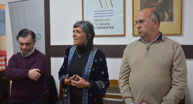 El representante Comité Departamental de INEFOP, Óscar Vargas, la Pro Secretaria General de la Intendencia, Silvana Nieves, y el Alcalde de Aguas Corrientes, Marcelo Delgado, en la presentación del curso Multioficios en Aguas Corrientes. El representante Comité Departamental de INEFOP, Óscar Vargas, la Pro Secretaria General de la Intendencia, Silvana Nieves, y el Alcalde de Aguas Corrientes, Marcelo Delgado, en la presentación del curso Multioficios en Aguas Corrientes.