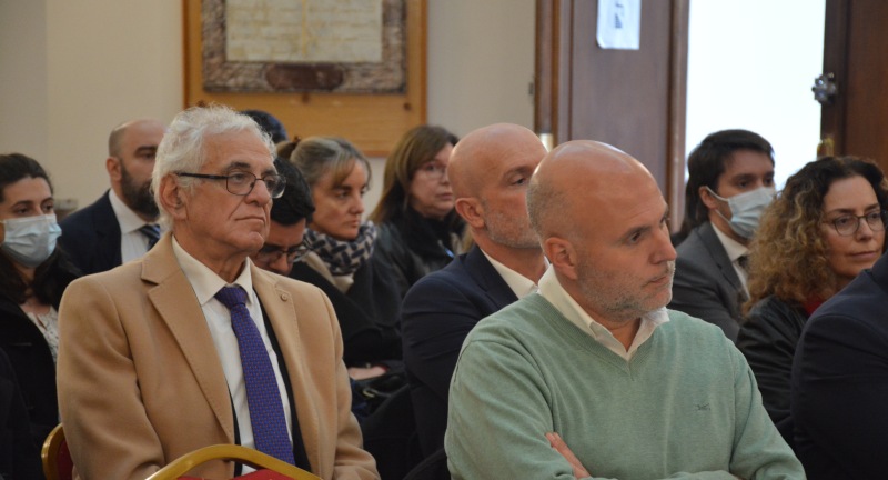 El Director General de la Agencia de Promoción a la Inversión, Julio Filippini, y el Secretario General de la Intendencia, Francisco Legnani, en la firma convenio de plan piloto para dotar de luminarias solares autónomas a Canelones, desarrollada en la Embajada de Francia.