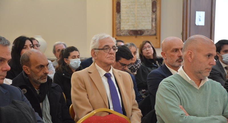 El Coordinador del Gabinete Territorial, Sergio Ashfield, el Director General de la Agencia de Promoción a la Inversión, Julio Filippini, y el Secretario General de la Intendencia, Francisco Legnani, en la firma convenio de plan piloto para dotar de luminarias solares autónomas a Canelones, desarrollada en la Embajada de Francia.