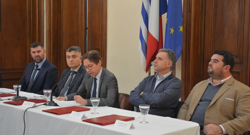 De izquierda a derecha: El Director General de la empresa francesa Fonroche Lighting, Laurent Lubrano, el Director de OPP, Isaac Alfie, el Embajador de Francia en Uruguay, Jean-Paul Seytre, el Intendente de Canelones, Yamandú Orsi, y el Intendente de Paysandú, Nicolás Olivera, en la firmó convenio de plan piloto para dotar de luminarias solares autónomas a Canelones, desarrollada en la Embajada de Francia.