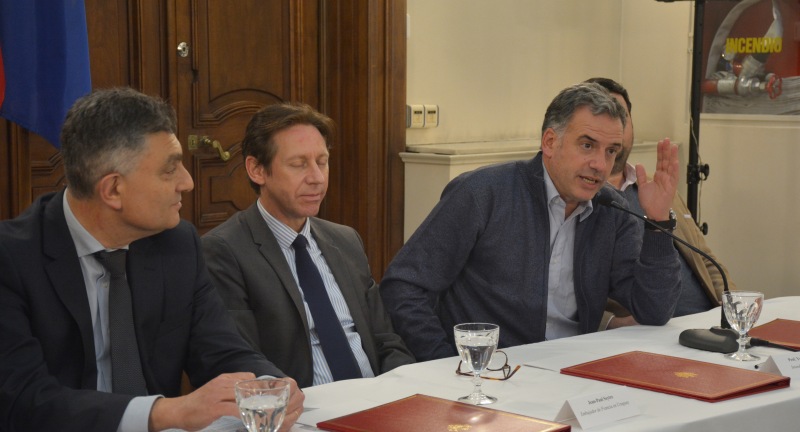 Oratoria del Intendente de Canelones, Yamandú Orsi, en la firma convenio de plan piloto para dotar de luminarias solares autónomas a Canelones, desarrollada en la Embajada de Francia. Oratoria del Intendente de Canelones, Yamandú Orsi, en la firma convenio de plan piloto para dotar de luminarias solares autónomas a Canelones, desarrollada en la Embajada de Francia.
