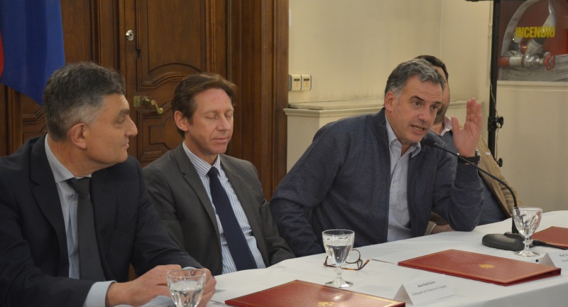 Oratoria del Intendente de Canelones, Yamandú Orsi, en la firma convenio de plan piloto para dotar de luminarias solares autónomas a Canelones, desarrollada en la Embajada de Francia.