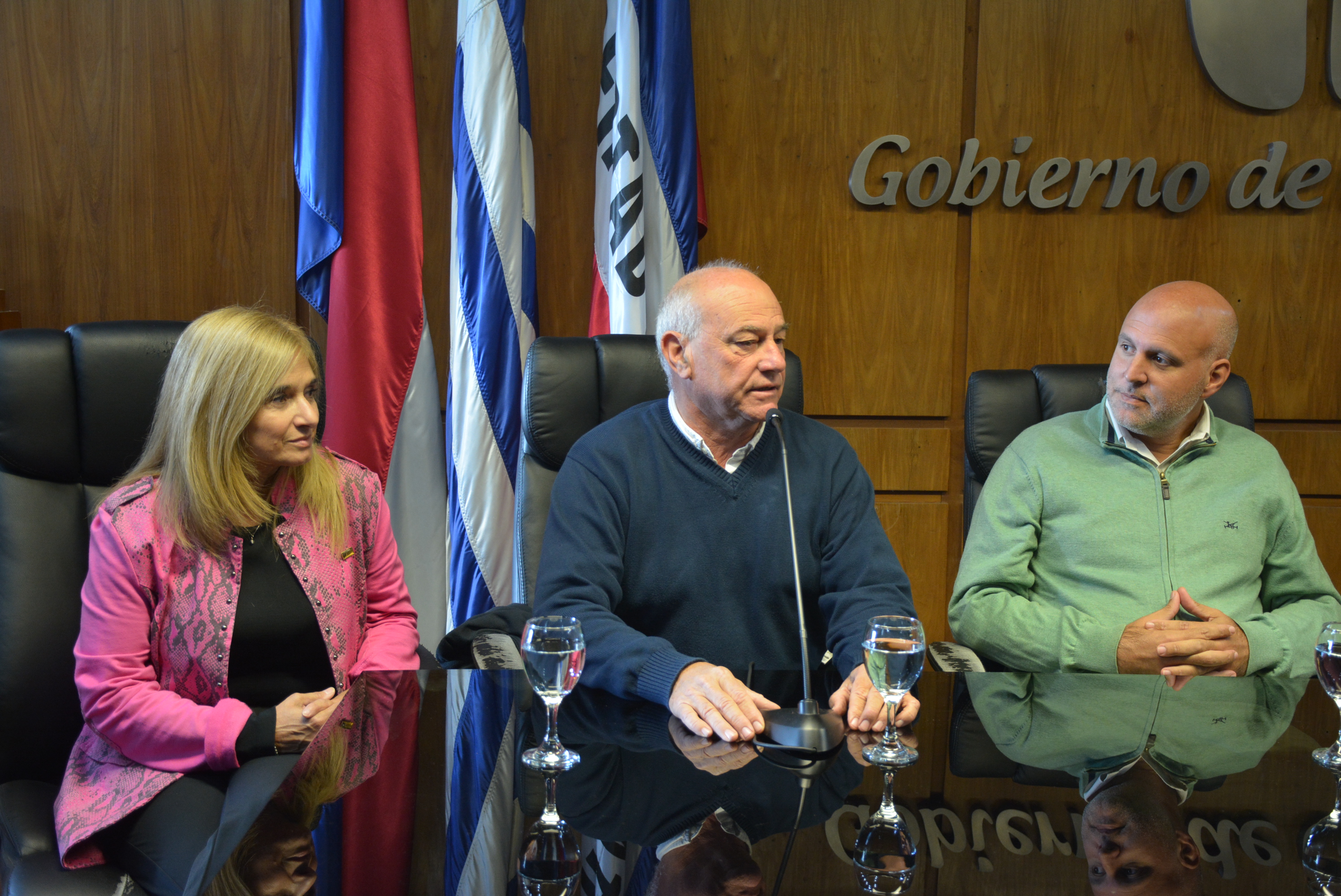 Integrante del Gabinete Productivo, Claudia Sánchez, Director de la Agencia de Desarrollo Rural, Ing. Agr. Pablo González, Secretario General, Dr. Esc. Francisco Legnani, en el lanzamiento del Día Nacional del Trabajador y la Trabajadora Rural, que se celebrará en Canelones. Integrante del Gabinete Productivo, Claudia Sánchez, Director de la Agencia de Desarrollo Rural, Ing. Agr. Pablo González,Secretario General, Dr. Esc. Francisco Legnani, en el lanzamiento del Día Nacional del Trabajador y la Trabajadora Rural, que se celebrará en Canelones.