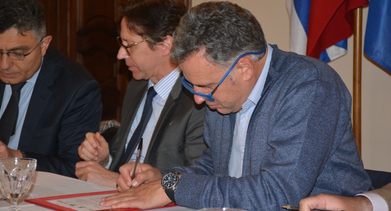 El Intendente de Canelones, Yamandú Orsi, en la firma convenio de plan piloto para dotar de luminarias solares autónomas a Canelones, desarrollada en la Embajada de Francia.