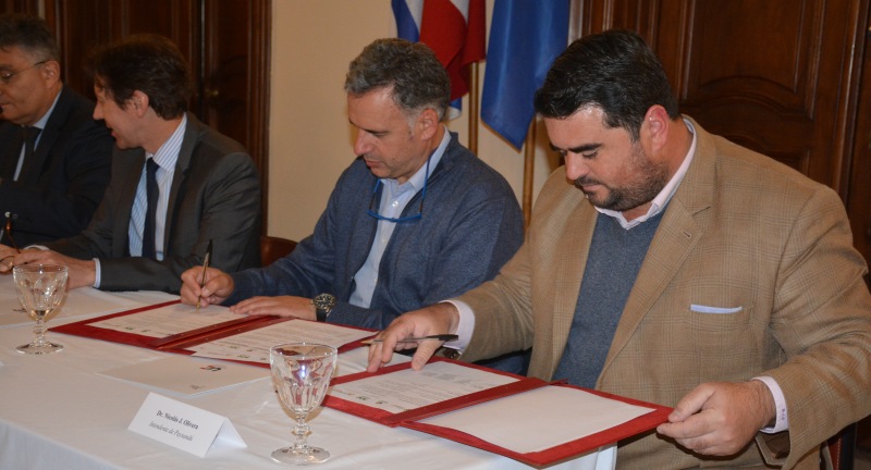 El Intendente de Canelones, Yamandú Orsi, en la firma convenio de plan piloto para dotar de luminarias solares autónomas a Canelones, desarrollada en la Embajada de Francia. El Intendente de Canelones, Yamandú Orsi, en la firma convenio de plan piloto para dotar de luminarias solares autónomas a Canelones, desarrollada en la Embajada de Francia.