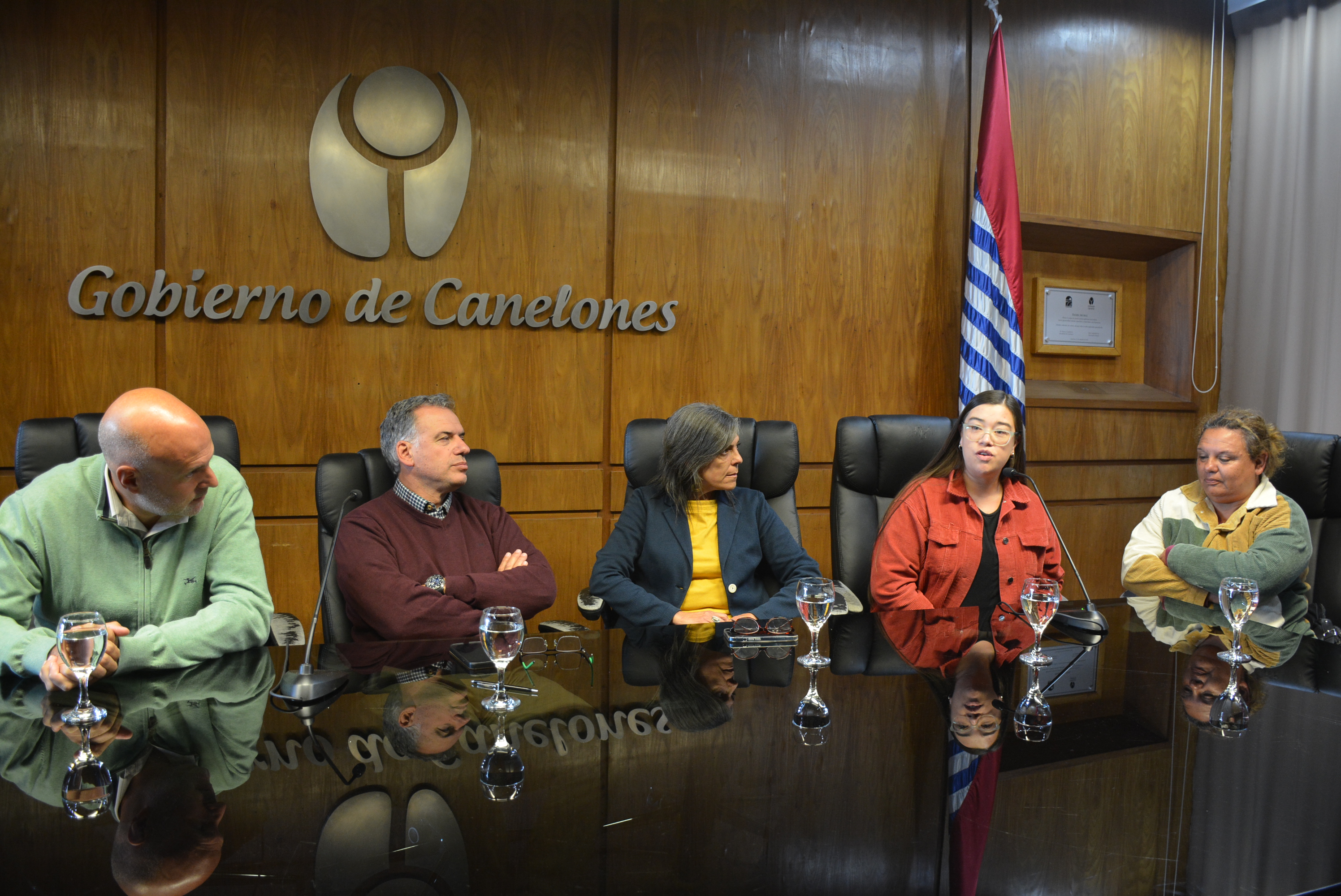 De izq. a der.: Secretario General, Dr. Esc. Francisco Legnani, Intendente de Canelones, Prof. Yamandú Orsi, Pro Secretaria General, Lic. Silvana Nieves, Secretaria del Interior del PIT-CNT, Mariana Píriz, y dirigente de la UNATRA, María Flores, en el lanzamiento del Día Nacional del Trabajador y la Trabajadora Rural, que se celebrará en Canelones. De izq. a der.: Secretario General, Dr. Esc. Francisco Legnani, Intendente de Canelones, Prof. Yamandú Orsi, Pro Secretaria General, Lic. Silvana Nieves, Secretaria del Interior del PIT-CNT, Mariana Píriz, y dirigente de la UNATRA, María Flores, en el lanzamiento del Día Nacional del Trabajador y la Trabajadora Rural, que se celebrará en Canelones.