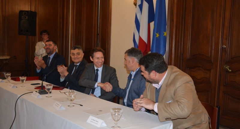 De izquierda a derecha: El Director General de la empresa francesa Fonroche Lighting, Laurent Lubrano, el Director de OPP, Isaac Alfie, el Embajador de Francia en Uruguay, Jean-Paul Seytre, el Intendente de Canelones, Yamandú Orsi, y el Intendente de Paysandú, Nicolás Olivera, en la firma convenio de plan piloto para dotar de luminarias solares autónomas a Canelones, desarrollada en la Embajada de Francia.