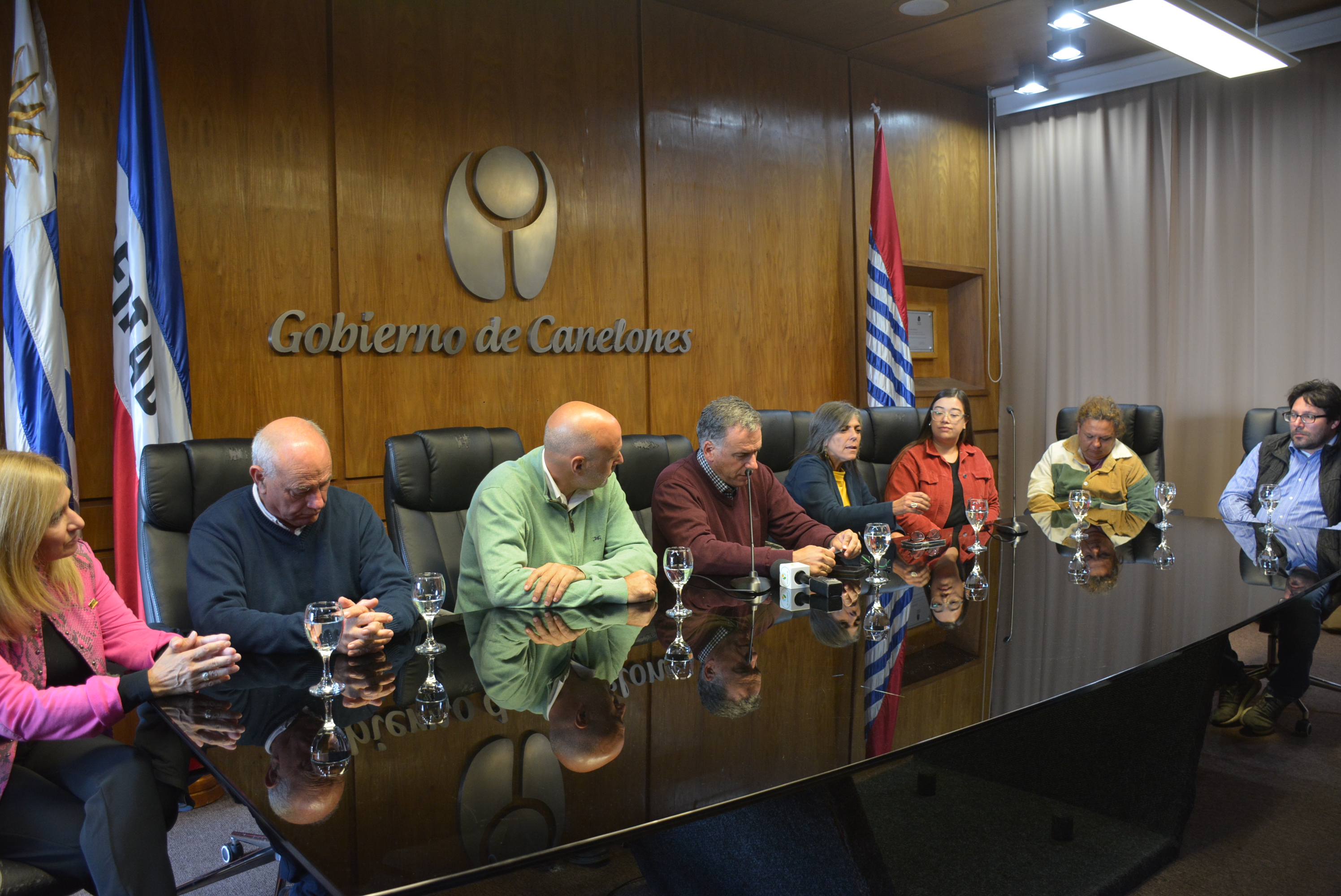 De izq. a der.: Integrante del Gabinete Productivo, Claudia Sánchez, Director de la Agencia de Desarrollo Rural, Ing. Agr. Pablo González,Secretario General, Dr. Esc. Francisco Legnani, Intendente de Canelones, Prof. Yamandú Orsi, Pro Secretaria General, Lic. Silvana Nieves, Secretaria del Interior del PIT-CNT, Mariana Píriz, y dirigentes de la UNATRA, María Flores y Germán González, en el lanzamiento del Día Nacional del Trabajador y la Trabajadora Rural, que se celebrará en Canelones. De izq. a der.: Integrante del Gabinete Productivo, Claudia Sánchez, Director de la Agencia de Desarrollo Rural, Ing. Agr. Pablo González, Secretario General, Dr. Esc. Francisco Legnani, Intendente de Canelones, Prof. Yamandú Orsi, Pro Secretaria General, Lic. Silvana Nieves, Secretaria del Interior del PIT-CNT, Mariana Píriz, y dirigentes de la UNATRA, María Flores y Germán González, en el lanzamiento del Día Nacional del Trabajador y la Trabajadora Rural, que se celebrará en Canelones.