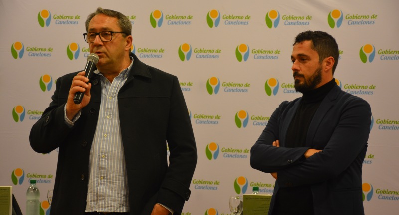 El Director de la Secretaría de Derechos Humanos, Carlos Garolla, y el Director de Seguridad y Convivencia, Nicolás Guillenea, en la presentación del libro Materialidad y Memoria, estudios sobre siete espacios represivos de Canelones y Montevideo, en la Sala Beto Satragni del Complejo Cultural Politeama de Canelones. 