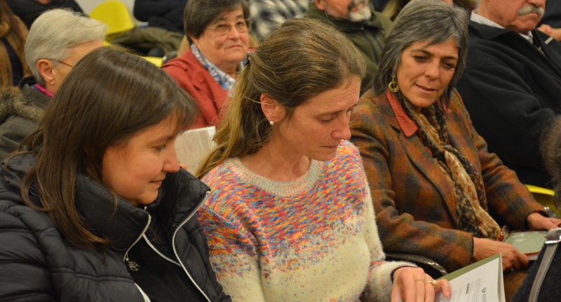 La Pro Secretaria de la Intendencia, Silvana Nieves, y familiares de la Arq. Ana Vigo Rocca, a quien estuvo dedicada la publicación del libro Materialidad y Memoria, estudios sobre siete espacios represivos de Canelones y Montevideo, realizada en la Sala Beto Satragni del Complejo Cultural Politeama de Canelones. 