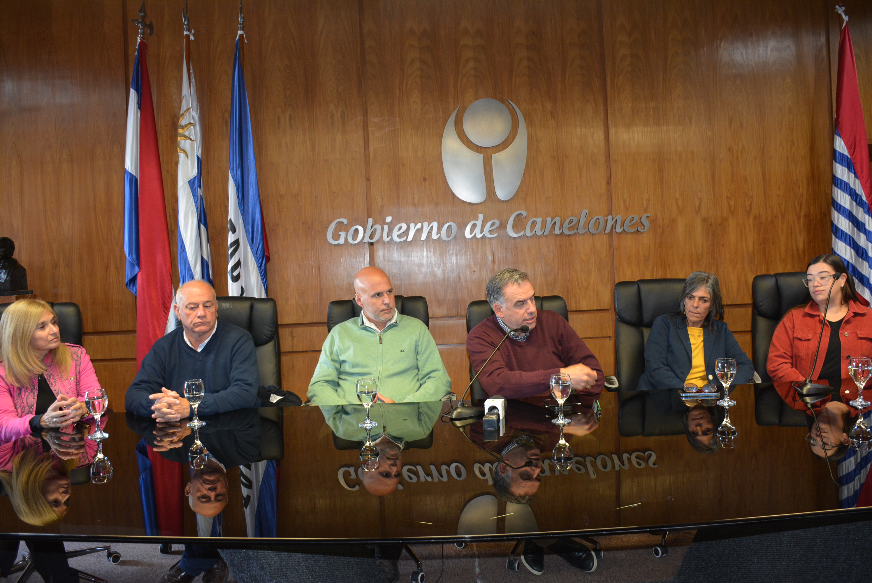 De izq. a der.: Integrante del Gabinete Productivo, Claudia Sánchez, Director de la Agencia de Desarrollo Rural, Ing. Agr. Pablo González,Secretario General, Dr. Esc. Francisco Legnani, Intendente de Canelones, Prof. Yamandú Orsi, Pro Secretaria General, Lic. Silvana Nieves, y la Secretaria del Interior del PIT-CNT, Mariana Píriz, en el lanzamiento del Día Nacional del Trabajador y la Trabajadora Rural, que se celebrará en Canelones. De izq. a der.: Integrante del Gabinete Productivo, Claudia Sánchez, Director de la Agencia de Desarrollo Rural, Ing. Agr. Pablo González,Secretario General, Dr. Esc. Francisco Legnani, Intendente de Canelones, Prof. Yamandú Orsi, Pro Secretaria General, Lic. Silvana Nieves, y la Secretaria del Interior del PIT-CNT, Mariana Píriz, en el lanzamiento del Día Nacional del Trabajador y la Trabajadora Rural, que se celebrará en Canelones.