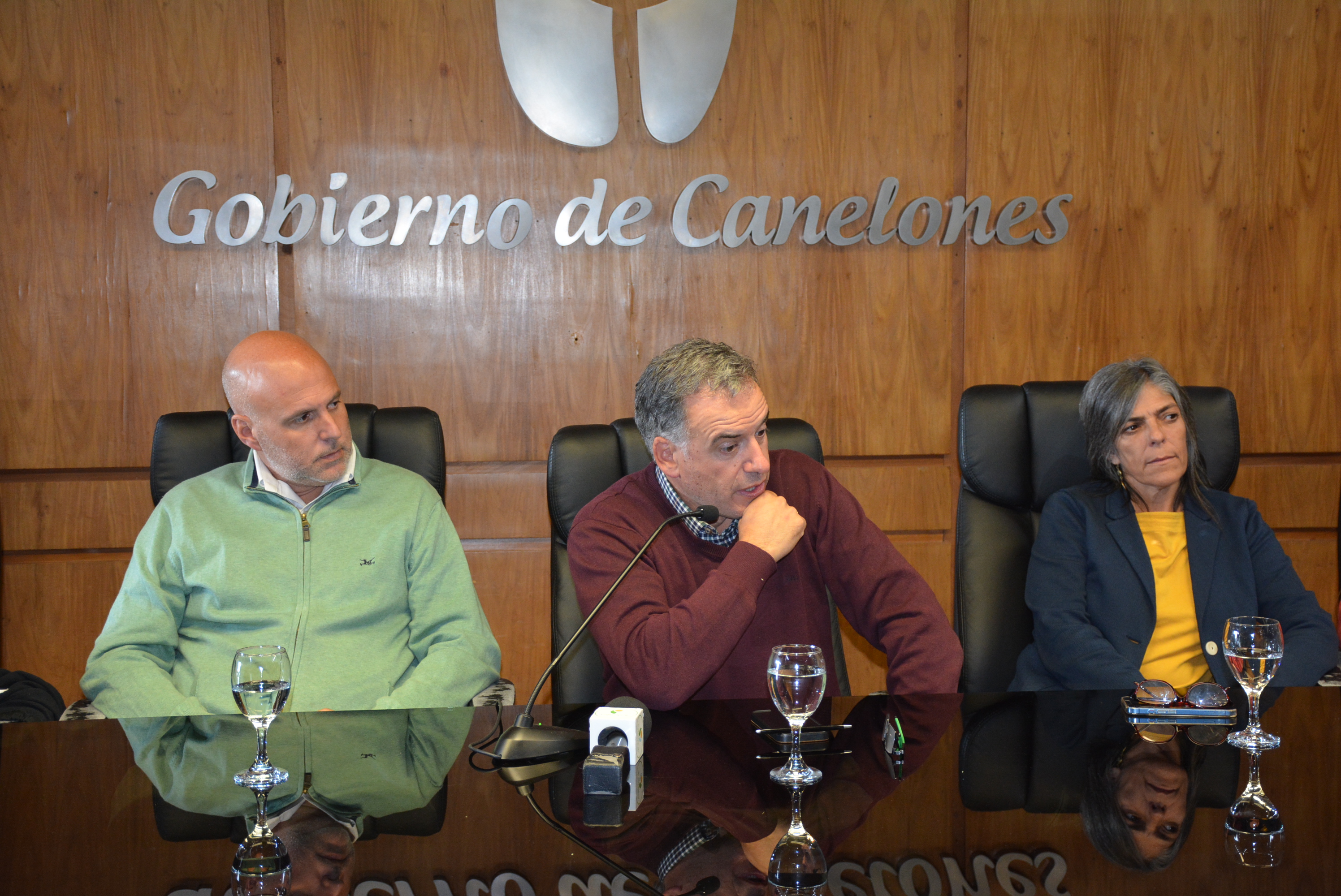 Secretario General, Dr. Esc. Francisco Legnani, Intendente de Canelones, Prof. Yamandú Orsi, y la Pro Secretaria General, Lic. Silvana Nieves, en el lanzamiento del Día Nacional del Trabajador y la Trabajadora Rural, que se celebrará en Canelones. Secretario General, Dr. Esc. Francisco Legnani, Intendente de Canelones, Prof. Yamandú Orsi, y la Pro Secretaria General, Lic. Silvana Nieves, en el lanzamiento del Día Nacional del Trabajador y la Trabajadora Rural, que se celebrará en Canelones.