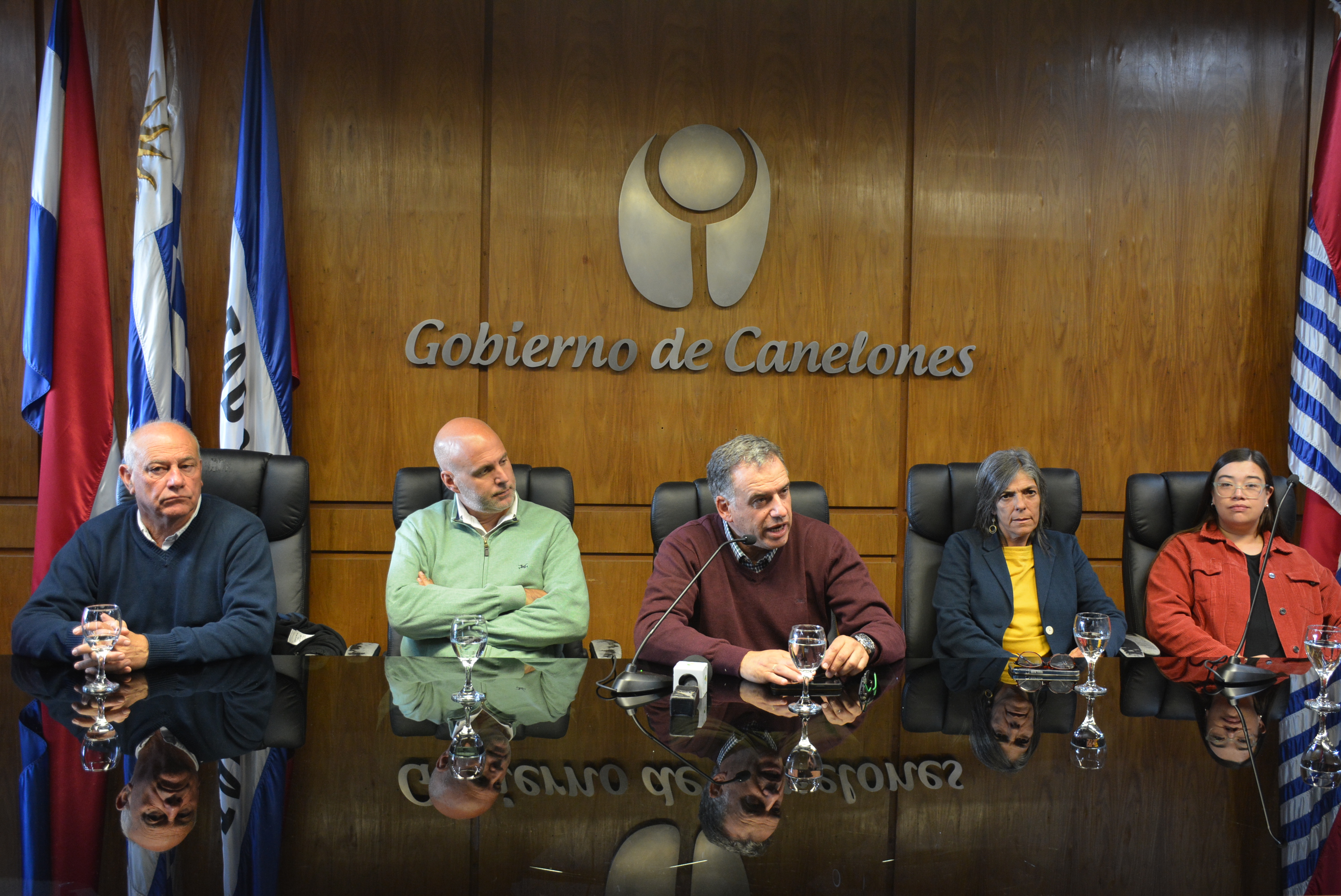De izq. a der.: Director de la Agencia de Desarrollo Rural, Ing. Agr. Pablo González,Secretario General, Dr. Esc. Francisco Legnani, Intendente de Canelones, Prof. Yamandú Orsi, Pro Secretaria General, Lic. Silvana Nieves, y la Secretaria del Interior del PIT-CNT, Mariana Píriz, en el lanzamiento del Día Nacional del Trabajador y la Trabajadora Rural, que se celebrará en Canelones. De izq. a der.: Director de la Agencia de Desarrollo Rural, Ing. Agr. Pablo González, Secretario General, Dr. Esc. Francisco Legnani, Intendente de Canelones, Prof. Yamandú Orsi, Pro Secretaria General, Lic. Silvana Nieves, y la Secretaria del Interior del PIT-CNT, Mariana Píriz, en el lanzamiento del Día Nacional del Trabajador y la Trabajadora Rural, que se celebrará en Canelones.