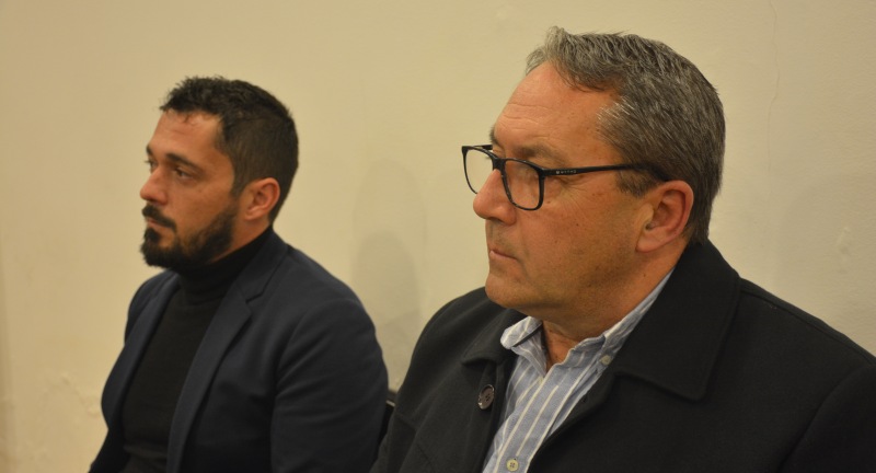 El Director de la Secretaría de Derechos Humanos, Carlos Garolla, y el Director de Seguridad y Convivencia, Nicolás Guillenea, en la presentación del libro Materialidad y Memoria, estudios sobre siete espacios represivos de Canelones y Montevideo, en la Sala Beto Satragni del Complejo Cultural Politeama de Canelones. 