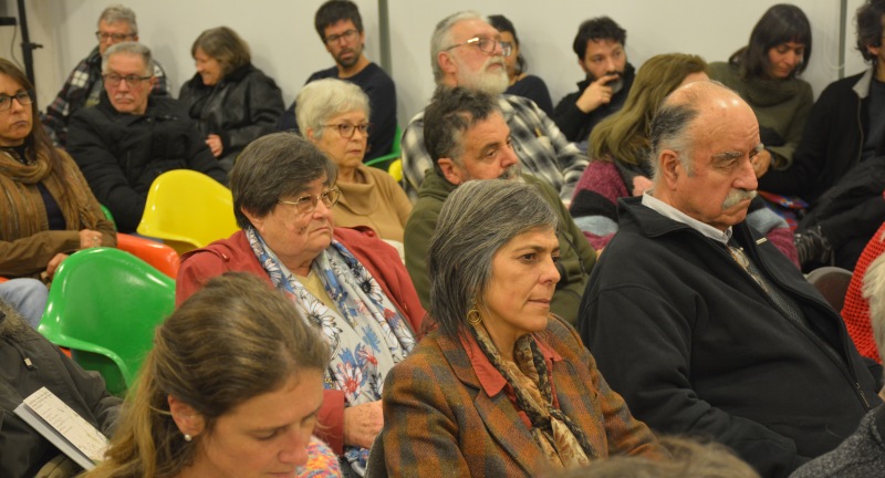 La Pro Secretaria de la Intendencia, Silvana Nieves, en la presentación del libro Materialidad y Memoria, estudios sobre siete espacios represivos de Canelones y Montevideo, en la Sala Beto Satragni del Complejo Cultural Politeama de Canelones.