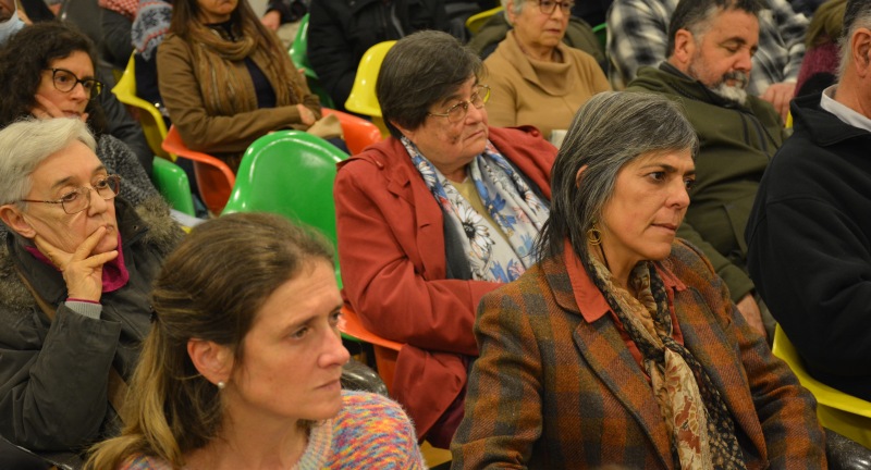 La Pro Secretaria de la Intendencia, Silvana Nieves, en la presentación del libro Materialidad y Memoria, estudios sobre siete espacios represivos de Canelones y Montevideo, en la Sala Beto Satragni del Complejo Cultural Politeama de Canelones.