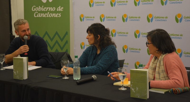 Carlos Marín Suárez y María Julia de Izaguirre de la Agrupación Ágora, y Mariana Risso, Coordinadora de Sitios de Memoria Uruguay, presentando el libro Materialidad y Memoria, estudios sobre siete espacios represivos de Canelones y Montevideo, en la Sala Beto Satragni del Complejo Cultural Politeama de Canelones. Carlos Marín Suárez y María Julia de Izaguirre de la Agrupación Ágora, y Mariana Risso, Coordinadora de Sitios de Memoria Uruguay, presentando el libro Materialidad y Memoria, estudios sobre siete espacios represivos de Canelones y Montevideo, en la Sala Beto Satragni del Complejo Cultural Politeama de Canelones.