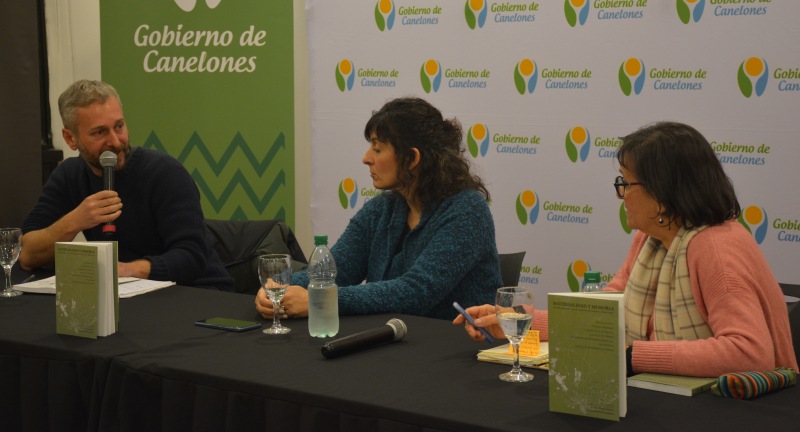 Carlos Marín Suárez y María Julia de Izaguirre de la Agrupación Ágora, y Mariana Risso, Coordinadora de Sitios de Memoria Uruguay, presentando el libro Materialidad y Memoria, estudios sobre siete espacios represivos de Canelones y Montevideo, en la Sala Beto Satragni del Complejo Cultural Politeama de Canelones. 