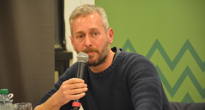 Carlos Marín Suárez de la Agrupación Ágora, presentando el libro Materialidad y Memoria, estudios sobre siete espacios represivos de Canelones y Montevideo, en la Sala Beto Satragni del Complejo Cultural Politeama de Canelones. 