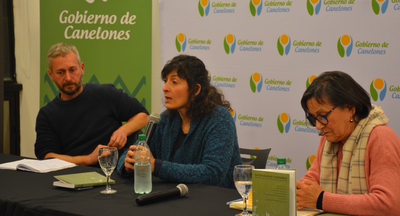 Carlos Marín Suárez y María Julia de Izaguirre de la Agrupación Ágora, y Mariana Risso, Coordinadora de Sitios de Memoria Uruguay, presentando el libro Materialidad y Memoria, estudios sobre siete espacios represivos de Canelones y Montevideo, en la Sala Beto Satragni del Complejo Cultural Politeama de Canelones. 