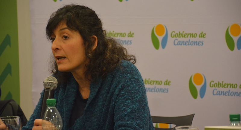 Mariana Risso, Coordinadora de Sitios de Memoria Uruguay, presentando el libro Materialidad y Memoria, estudios sobre siete espacios represivos de Canelones y Montevideo, en la Sala Beto Satragni del Complejo Cultural Politeama de Canelones. Mariana Risso, Coordinadora de Sitios de Memoria Uruguay, presentando el libro Materialidad y Memoria, estudios sobre siete espacios represivos de Canelones y Montevideo, en la Sala Beto Satragni del Complejo Cultural Politeama de Canelones.