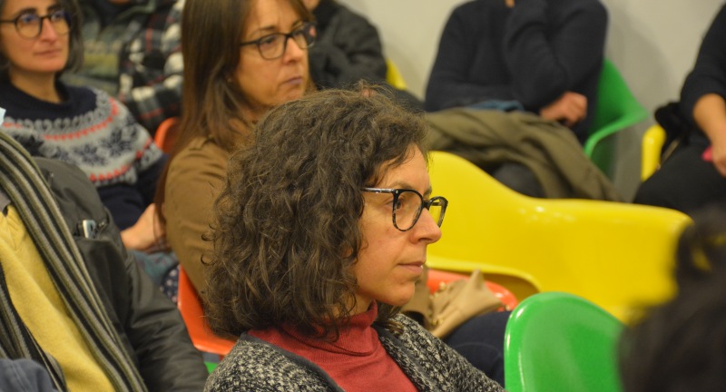 La Directora de Acondicionamiento Urbano, María Eugenia González, en la presentación del libro Materialidad y Memoria, estudios sobre siete espacios represivos de Canelones y Montevideo, en la Sala Beto Satragni del Complejo Cultural Politeama de Canelones.