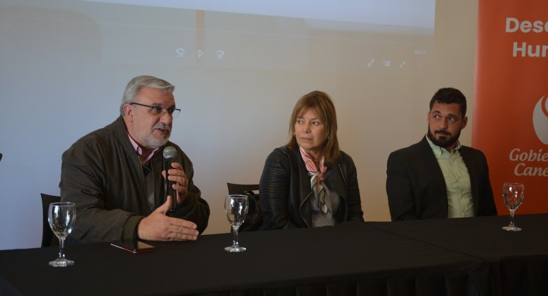 Referente del Área de Adultos Mayores, Darwin Barreto, Directora General de Desarrollo Humano, Gabriela Garrido, y el Director de Seguridad y Convivencia del Gobierno de Canelones, Nicolás Guillenea, en el conversatorio Toma de conciencia sobre el abuso y el maltrato a personas mayores, en el Complejo Cultural Politeama.