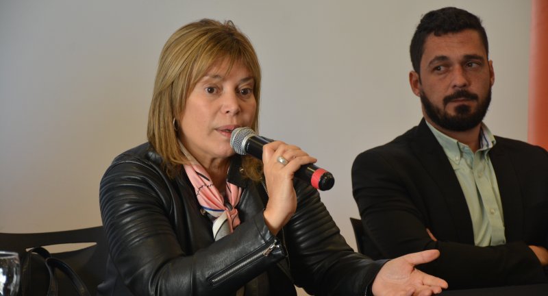 Directora General de Desarrollo Humano, Gabriela Garrido, y el Director de Seguridad y Convivencia del Gobierno de Canelones, Nicolás Guillenea,  en el conversatorio Toma de conciencia sobre el abuso y el maltrato a personas mayores, en el Complejo Cultural Politeama. 