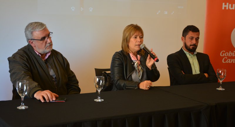 Referente del Área de Adultos Mayores, Darwin Barreto, Directora General de Desarrollo Humano, Gabriela Garrido, y el Director de Seguridad y Convivencia del Gobierno de Canelones, en el conversatorio Toma de conciencia sobre el abuso y el maltrato a personas mayores, en el Complejo Cultural Politeama.